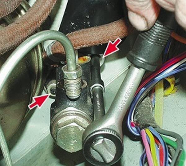 Прокачать тормоза на ваз 2107. Регулировка штока сцепления ваз 2107. Ход штока сцепления ваз 2107. Ваз 2107 свободный ход вилки сцепления. Регулировка штока сцепления ваз 2106.