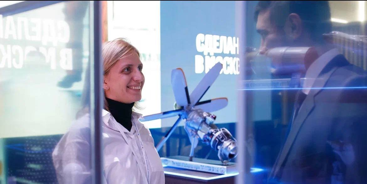 Здание ельцин центра в екатеринбурге. Сергунина и крид фото. Очередь за айфоном 13 в москве. Путинские духи. В москве появилась в продаже.