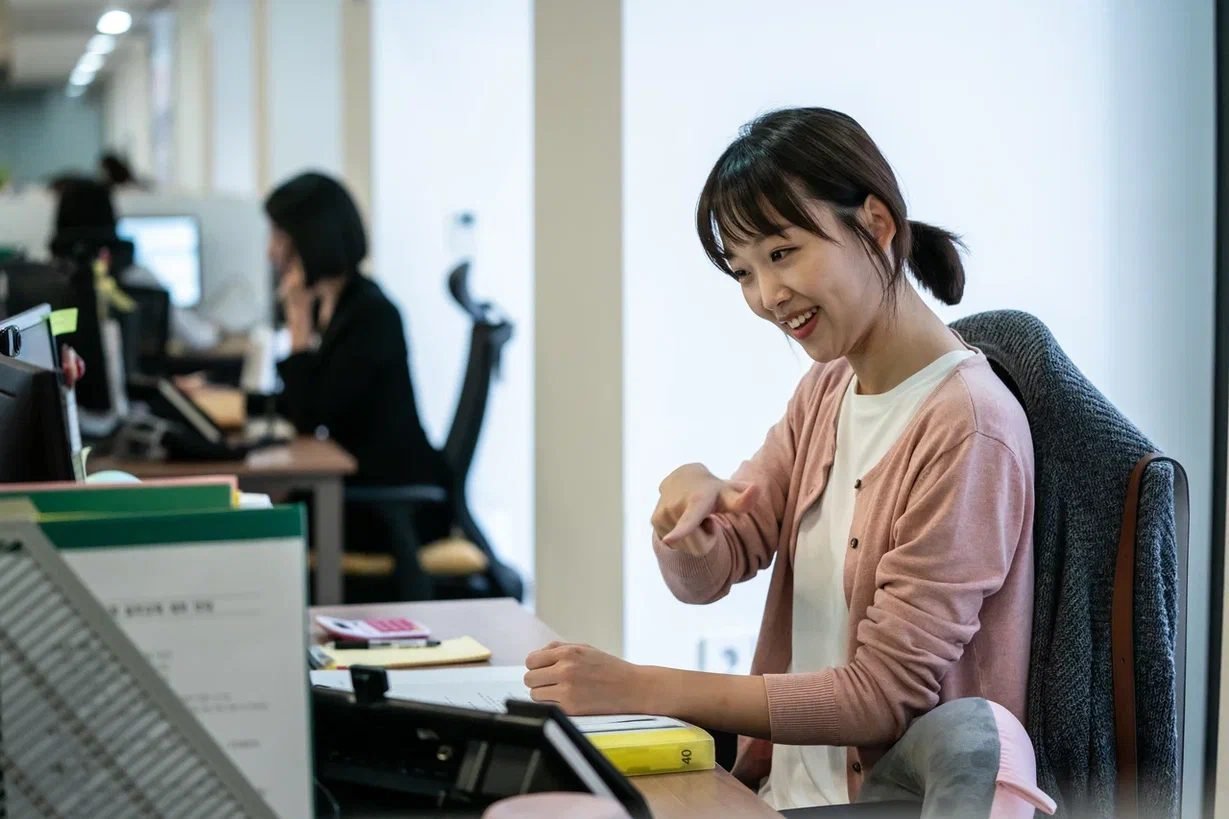 Предприятии ооо «эй джи си флэт гласс клин». Девушка офисный работник. Офис менеджер. Джи работа. Return to seul.