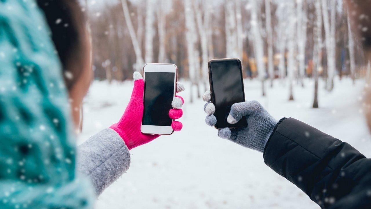 айфон разряжается на холоде?. смартфон на морозе. разряжается на холоде. смартфон на холоде. почему телефон замерзает на холоде.
