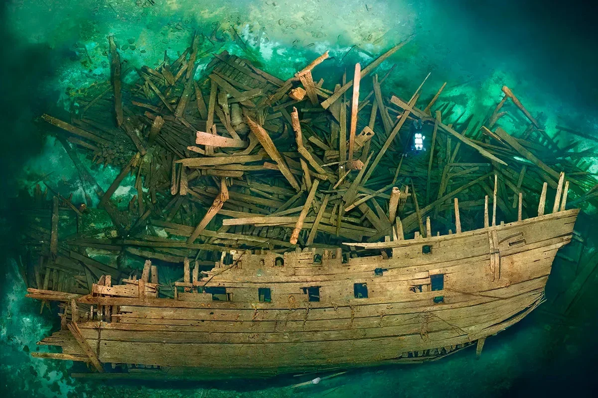пиратский корабль на дне моря
