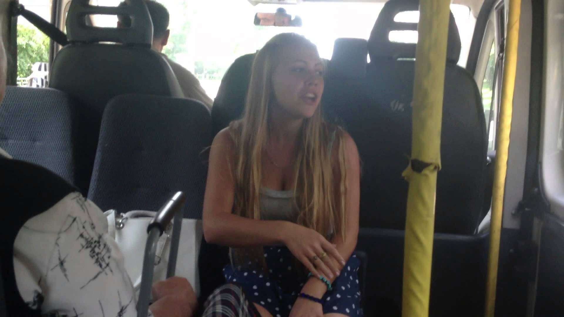 Katrinka в такси. Девушка в маршрутке. Девочка в автобусе. Красивые девушки в автобусе. Фото девушки в маршрутке.