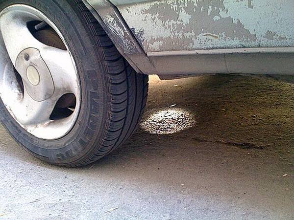 В автомобиле пахнет бензином