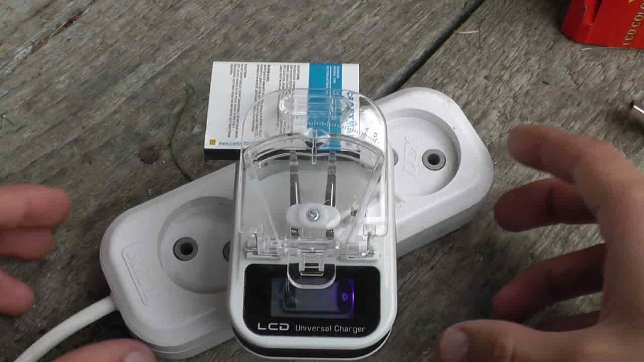Как зарядить лягушкой. Cellular CTL 688 зарядка лягушка. Зарядка для телефонный аккумулятора. Аккумулятор для зарядки телефона. Зарядка для телефонных аккумуляторов универсальная.