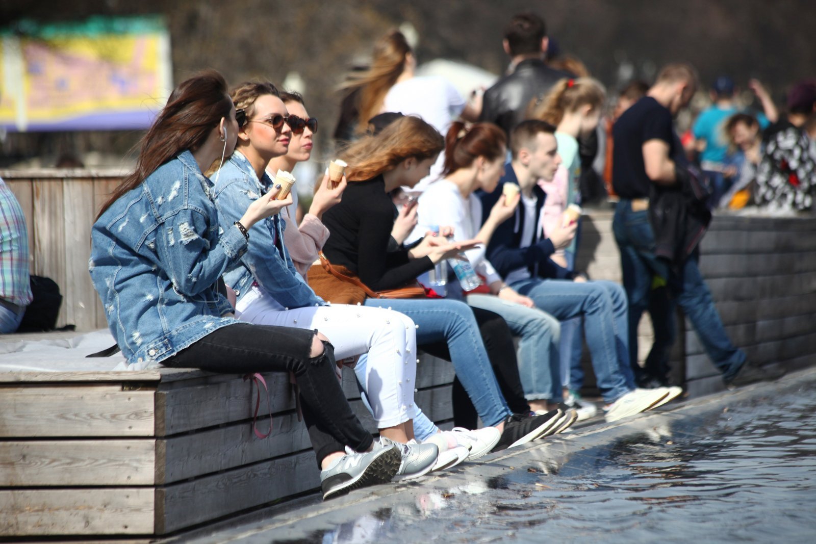 Московский молодежи. Молодежь в парке. Молодежь в парках. Молодежь в парке Горького. Молодежь Москвы.