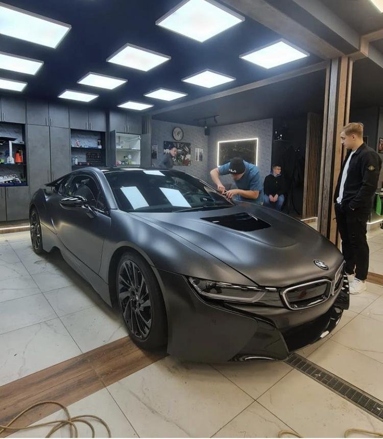 BMW i8 Золотая