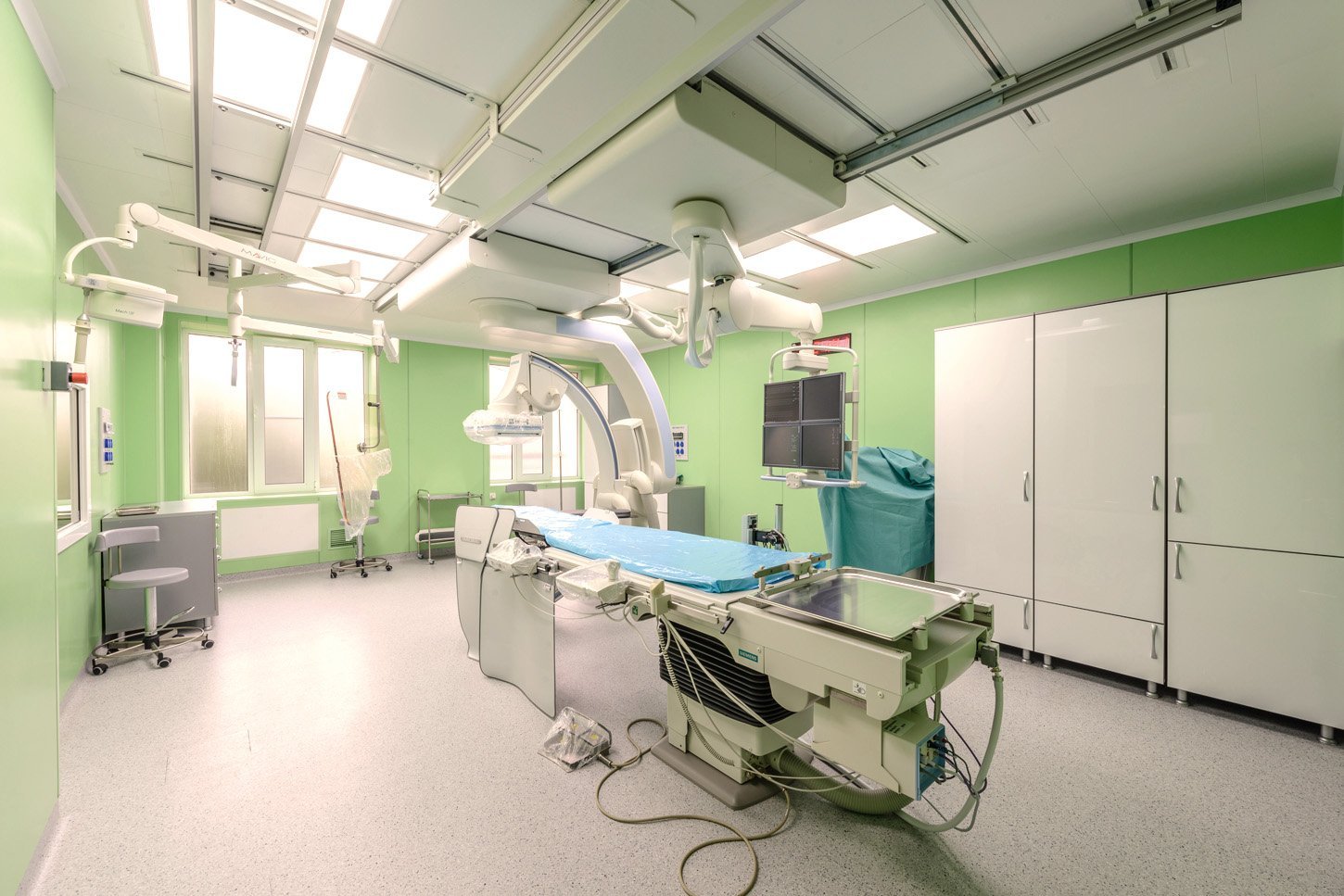 Операционный блок хирургического отделения. Модуль медицинский климатизированный для чистых помещений. Интерьер операционной. Хирургическое оборудование. Помещение операционной.