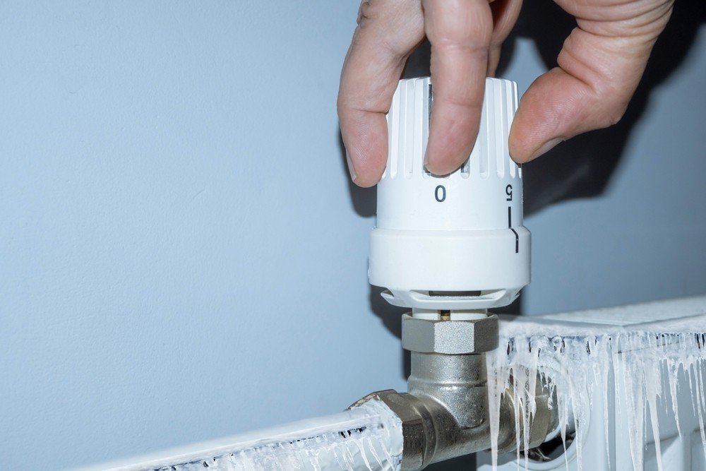 отогреть водопровод в частном доме. замерз водопровод. разморозка пластиковой трубы. замерзло отопление дома что делать. холод в квартире.