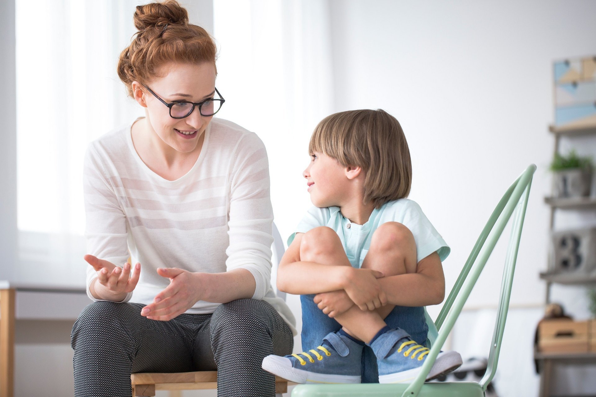 This parent. Психолог и ребенок. Психолог с родителями и ребенком. Беседа мамы и ребенка. Беседа психолога с ребенком.