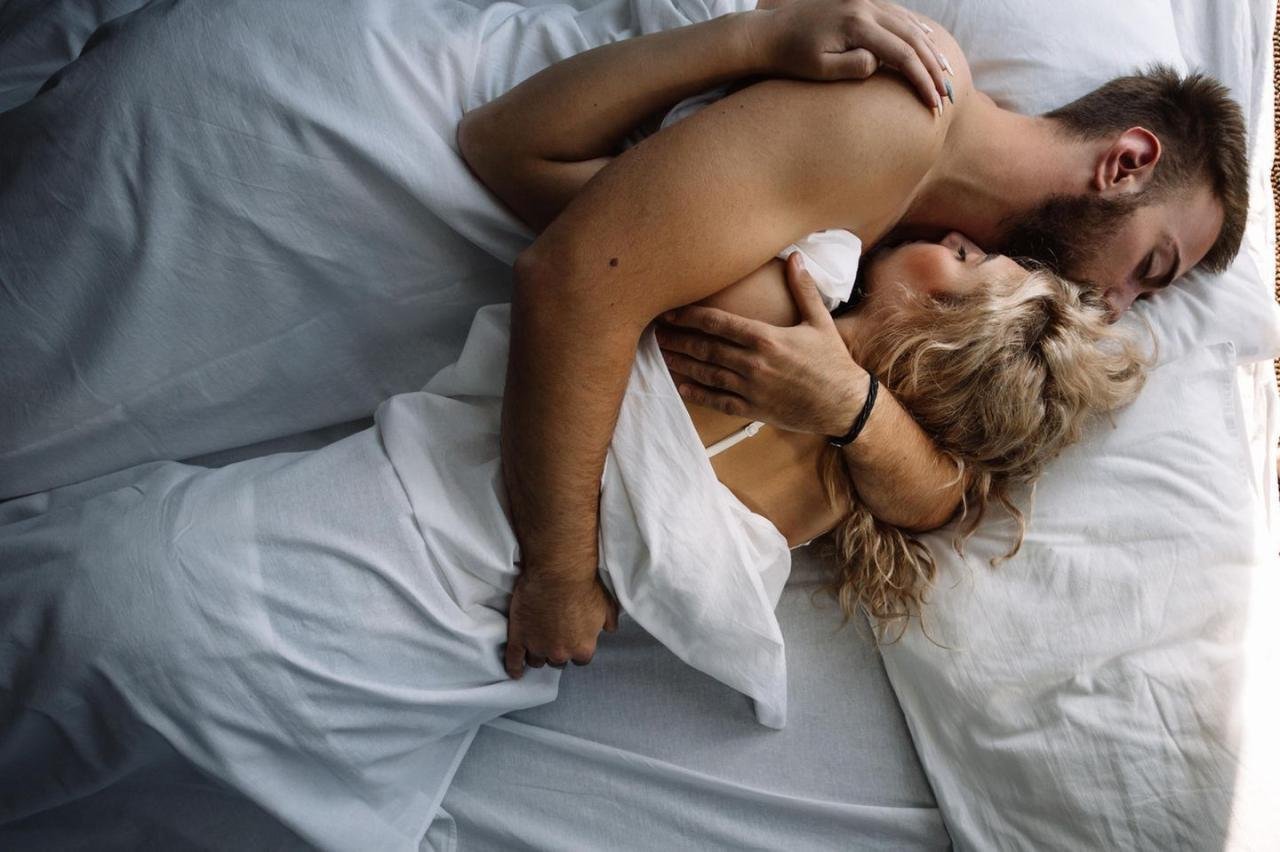 Позы видео нежное. Объятия в постели. Мужчина и женщина в кровати. В постели в обнимку. Влюбленные обнимаются в постели.
