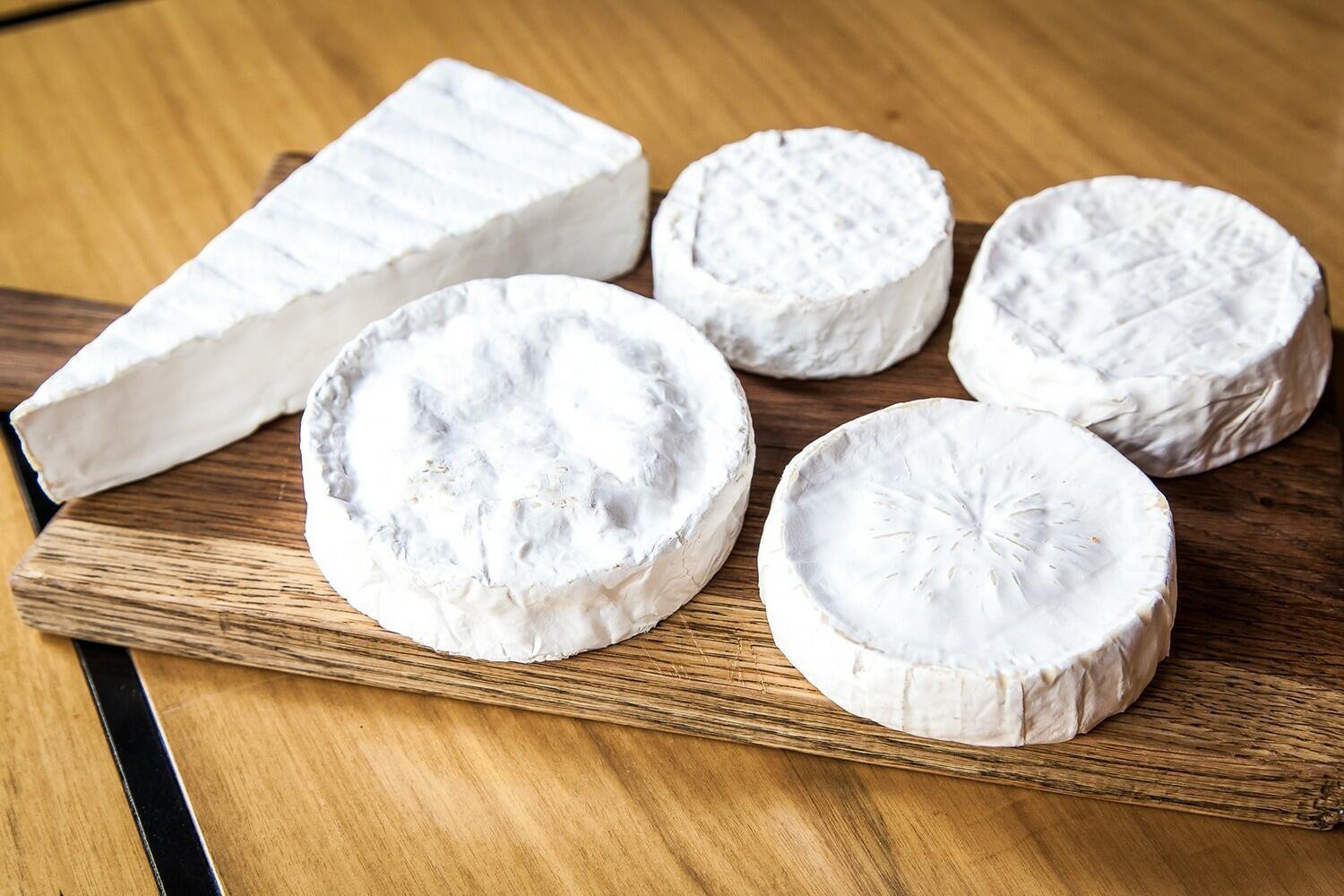 Разница сыр. Camembert сыр Бри. Сыры Бри и камамбер. Сыр камамбер и сыр Бри. Бри и камамбер разница.