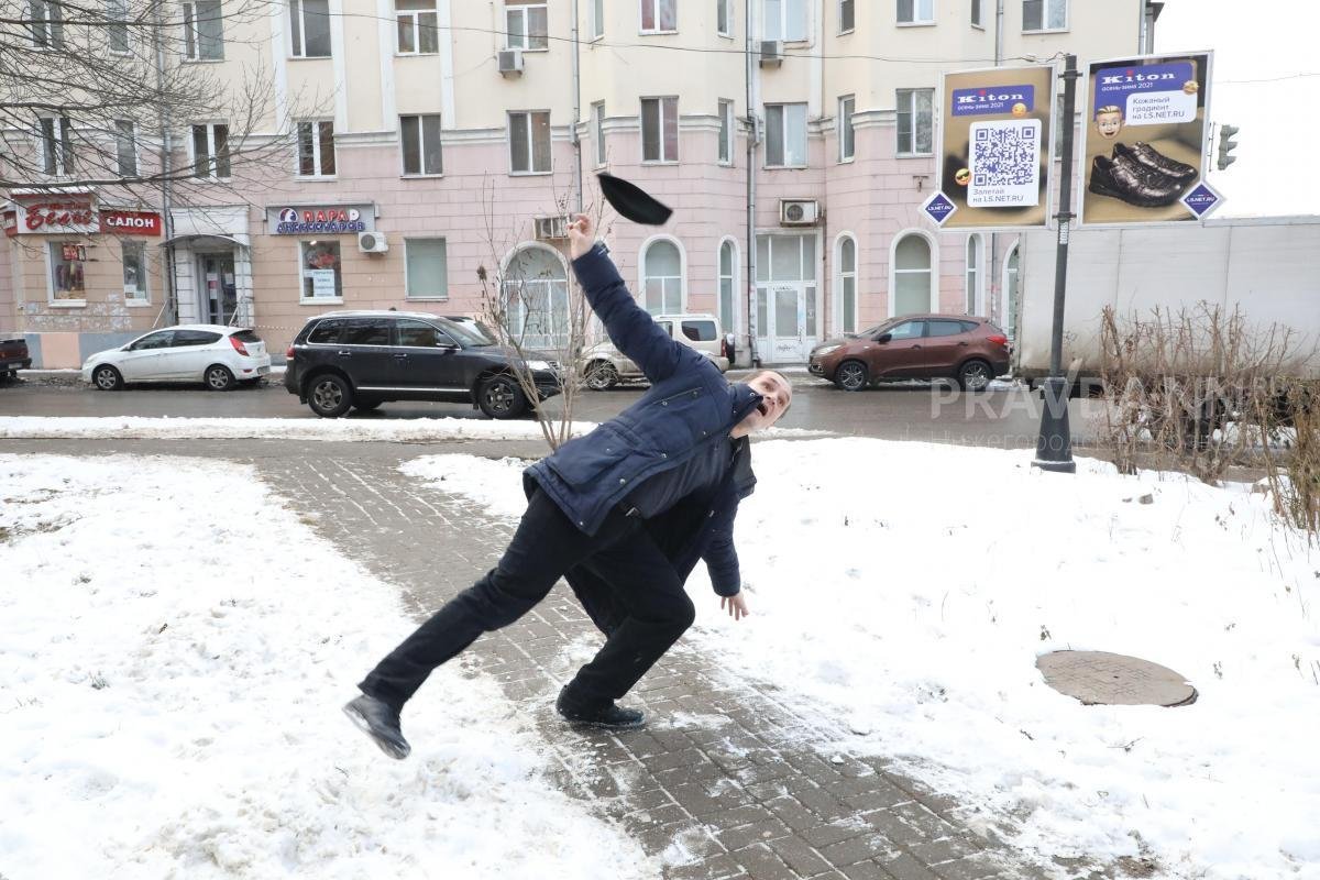 Упадет ли. Поскользнулся на льду. Гололед. Человек падает на льду.