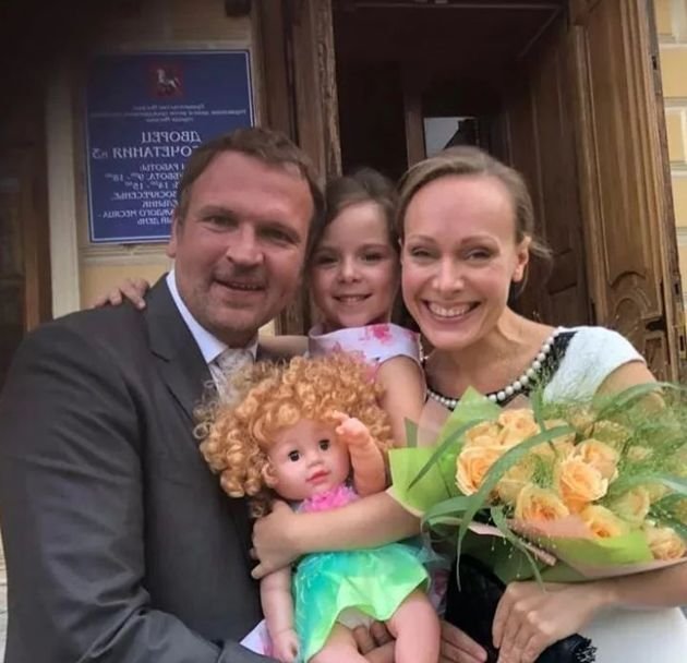 Петр баранчеев фото с женой и дочкой