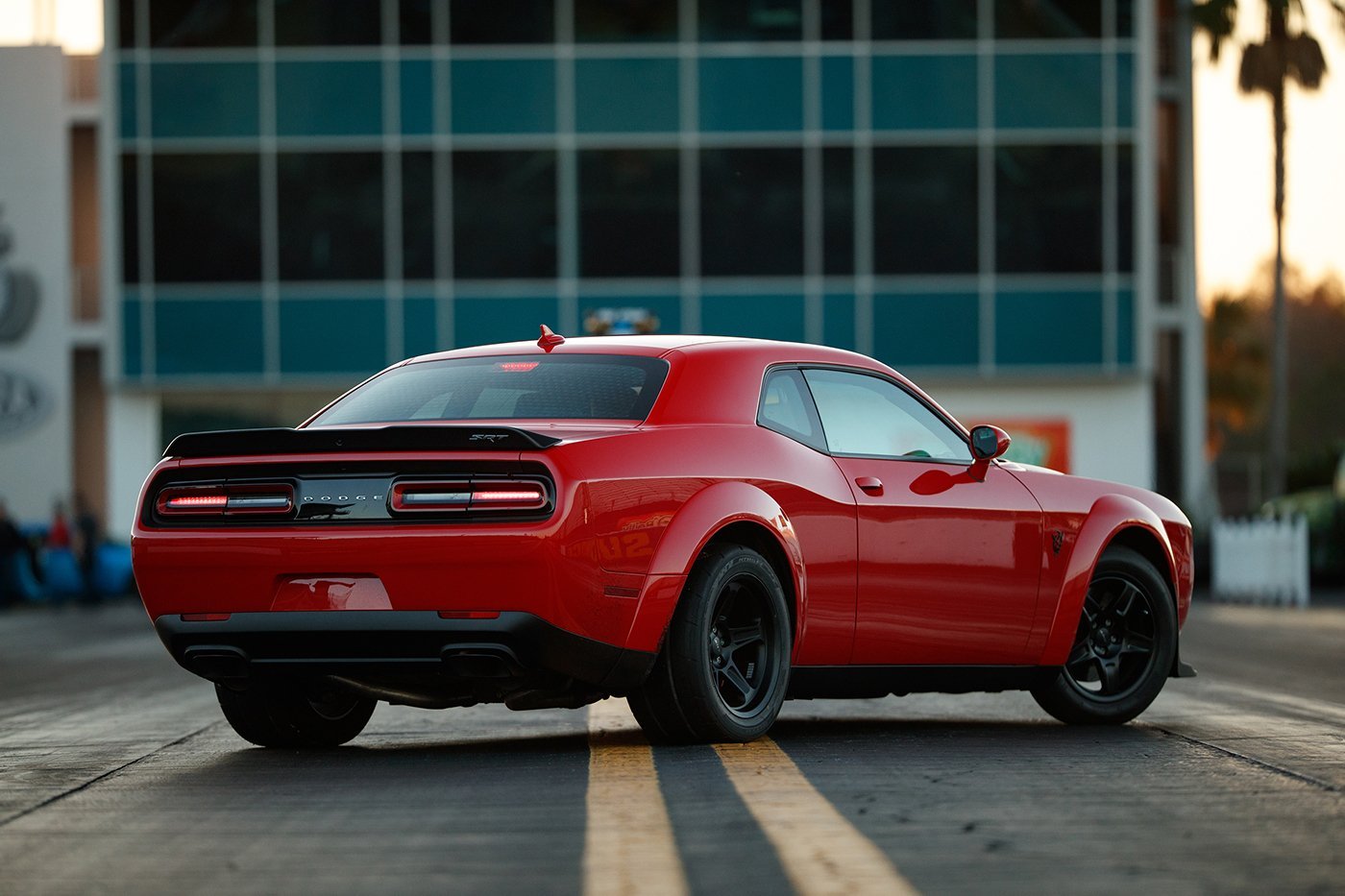 Dodge demon. Додж демон 2018. Додж Челленджер СРТ демон 2018. Додж СРТ демон. Додж Челленджер srt Demon.