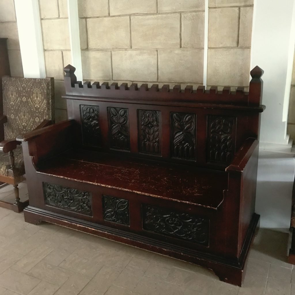 Кушетка в стиле мадам рекамье. Голубой диван в восточном стиле. Ампирная мебель россия 19 век. Софа история. Жорж жакоб софа.