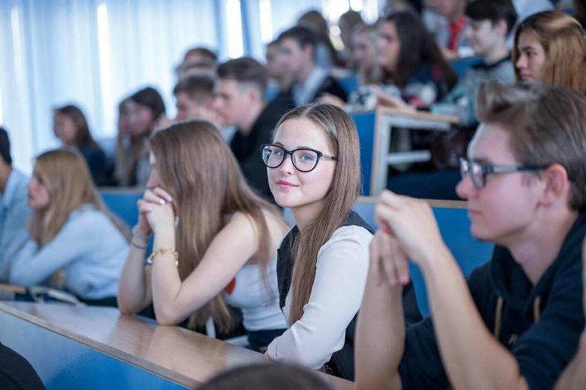Чтица в студенческой аудитории. Студенты в аудитории. Студентка вуза. Студентка в аудитории. Институт студенты.