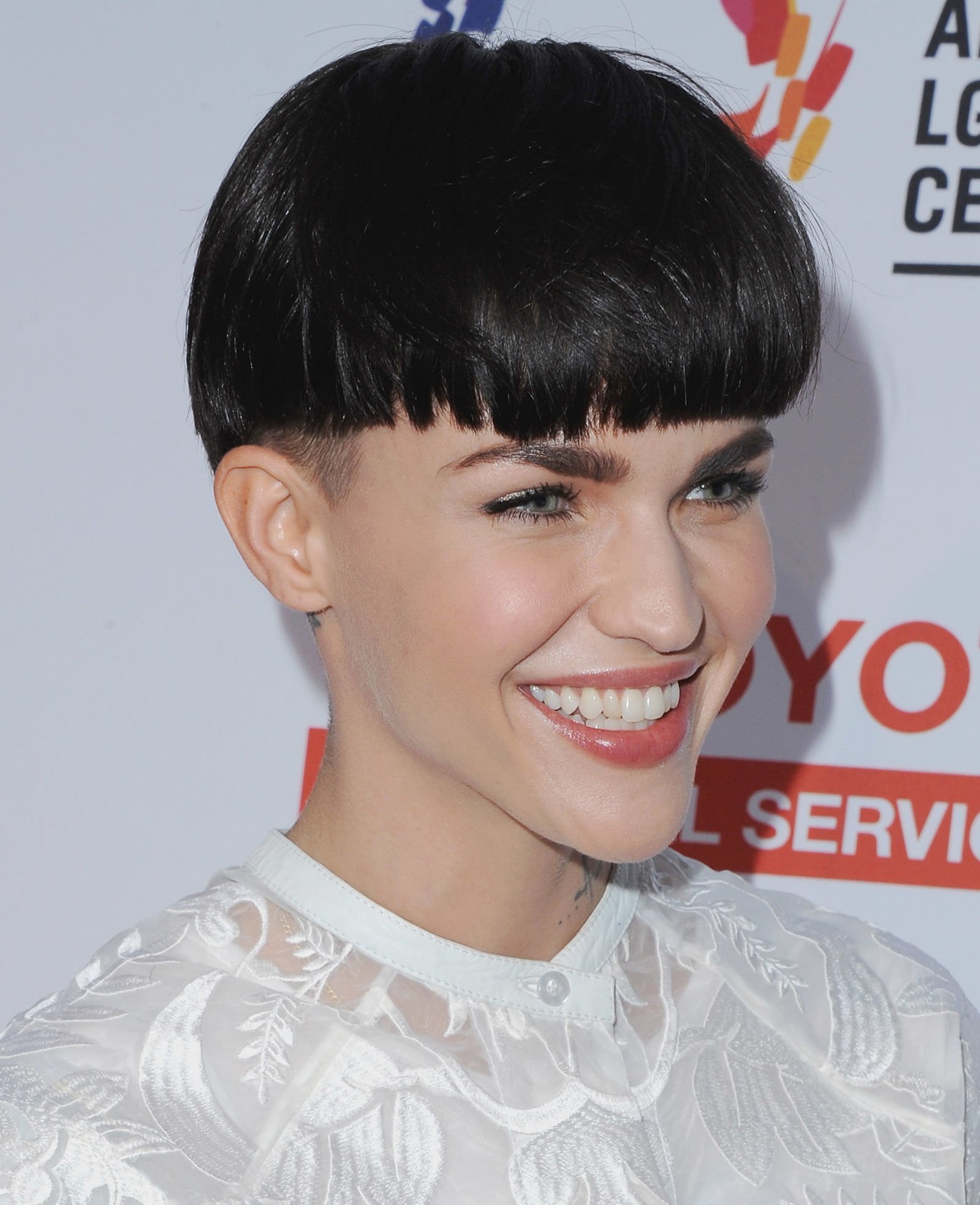 стрижка под горшок женская короткая. стрижка паж 2022 женская. прическа горшок женская. стрижка сэссун пикси короткая. томбой стрижка горшок.