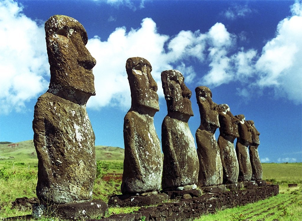 Каменные статуи острова пасхи страна. Каменные истуканы острова Пасхи. Каменные статуи острова Пасхи. Моаи на острове Пасхи. Остров Пасхи статуи Моаи.