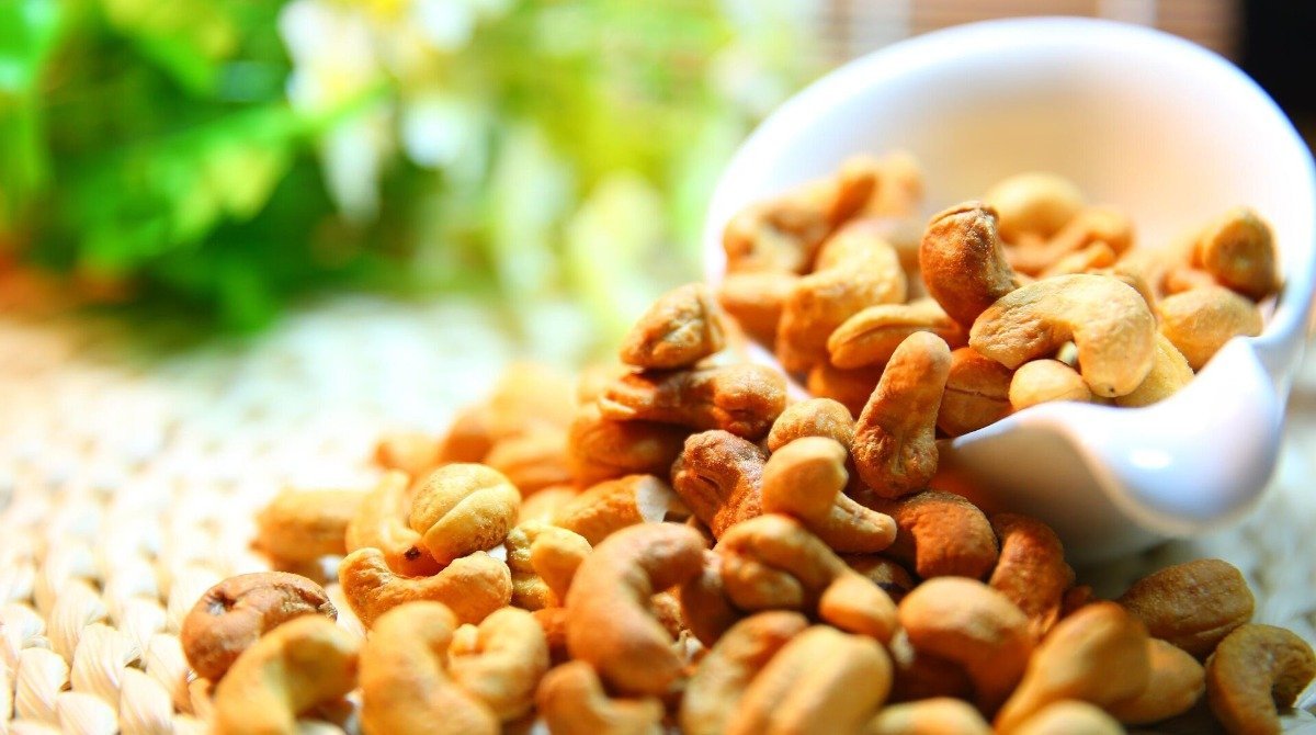 Кешью орехи полезные для женщин и противопоказания. Сок кешью. Cashew Nuts. Орех. Орехи кешью белок.