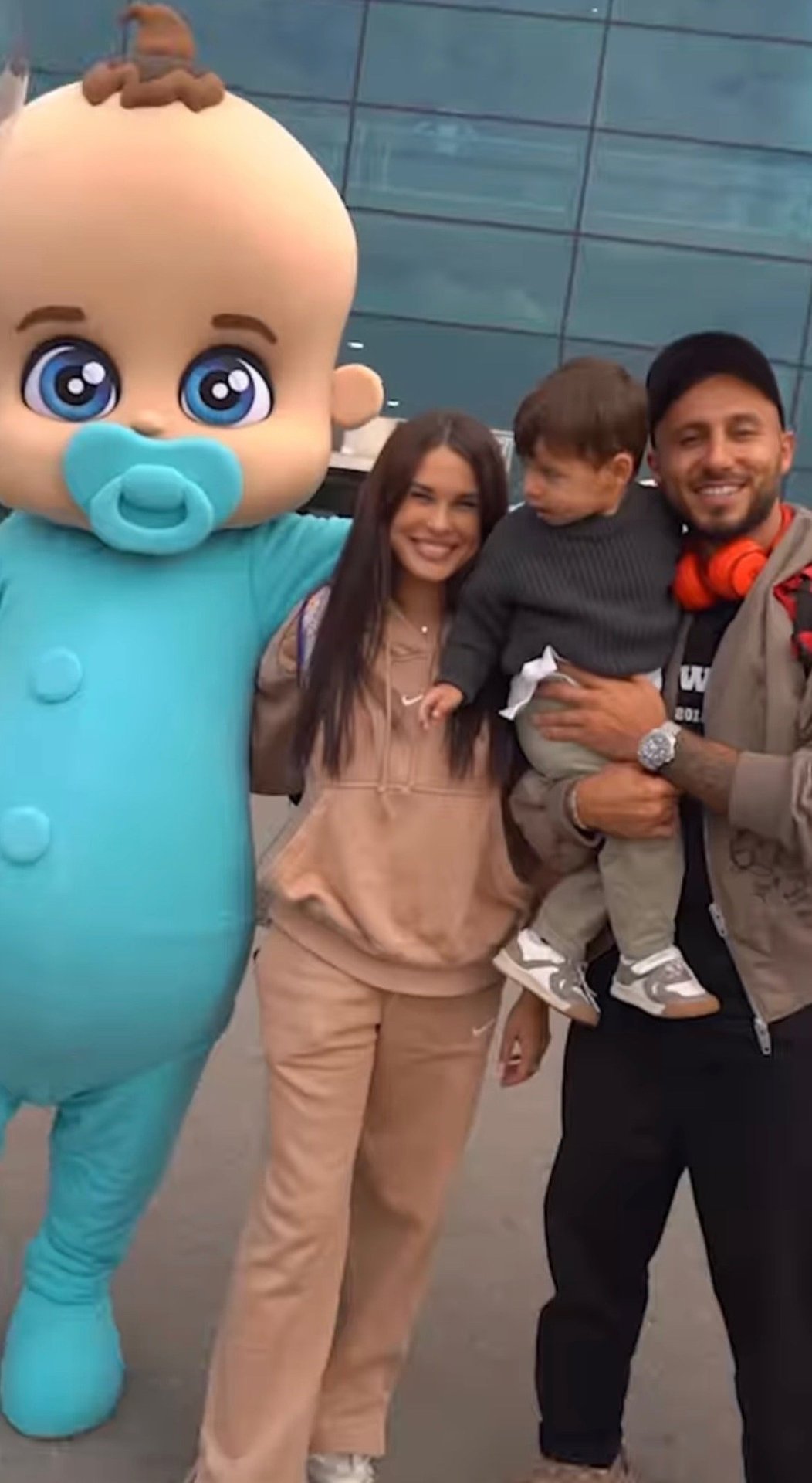 Ребенок пинчук ребенок арай. Пинчук 2022. Пинчук с двумя детьми фото. У пинчук второй ребенок. Ребенок пинчук ребенок арай.