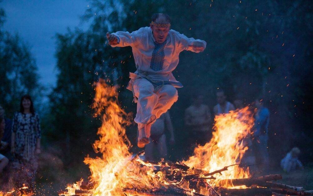 Ивана купала через костер. Ивана Купала прыганье через костёр. Купалле прыжки через костер. Ивана Купала прыжки через костер ночью.