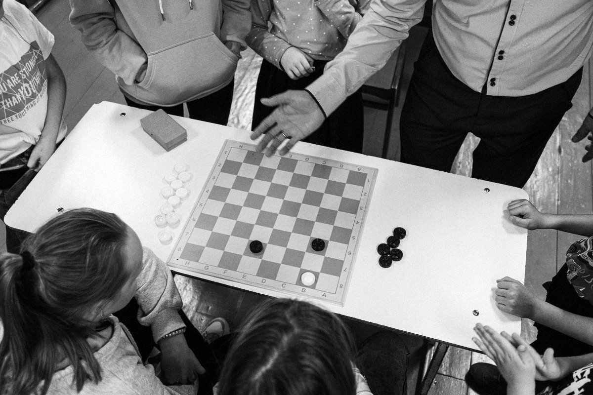 Игрок делающий ход конем 9 букв. Ход конем шахматы. Шахматный турнир ход конем. Раскраски для шахматного турнира.