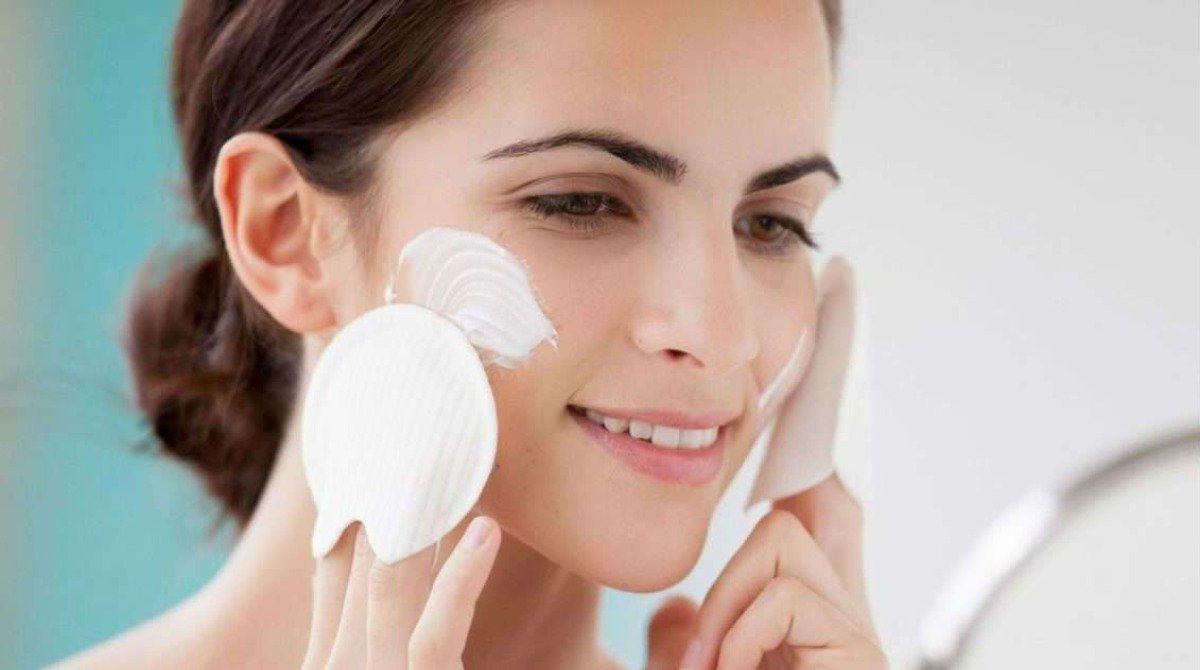 девушка умывается пенкой. крем для рук. девушка продает косметику. красивая здоровая кожа лица. маска от морщин вокруг глаз.