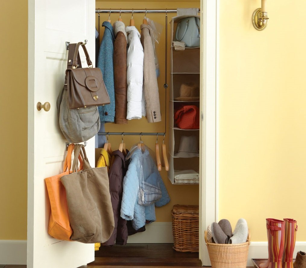 Хранение одежды в прихожей. Лестница гардеробная. Система хранения в прихожей. Гардеробная в маленькой прихожей. Кладовка в коридоре для верхней одежды.