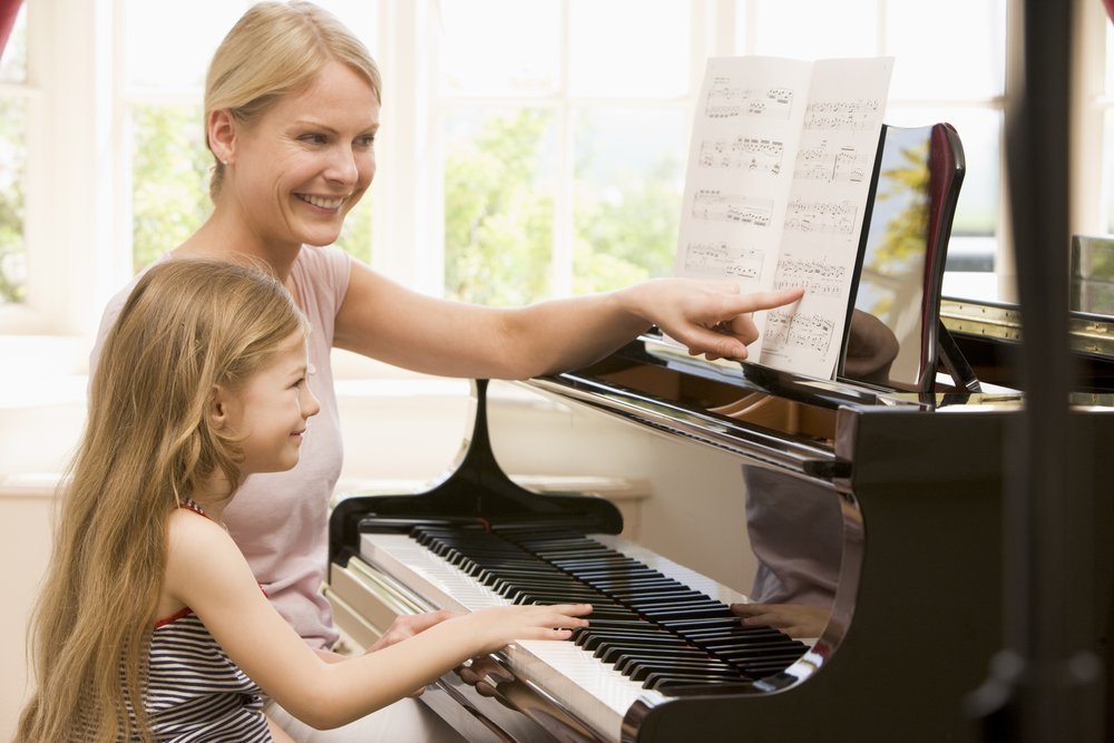 Можно учить музыки. Музыкальное занятие. Учитель фортепиано. Урок в музыкальной школе. Пианино для детей.