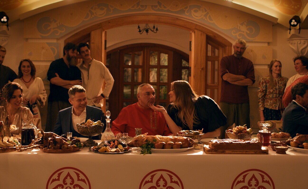 Кадр из фильма. В какой деревне снимали беспринципных. Вывеска добро пожаловать в ресторан. В какой деревне снимали беспринципных. В какой деревне снимали беспринципных.