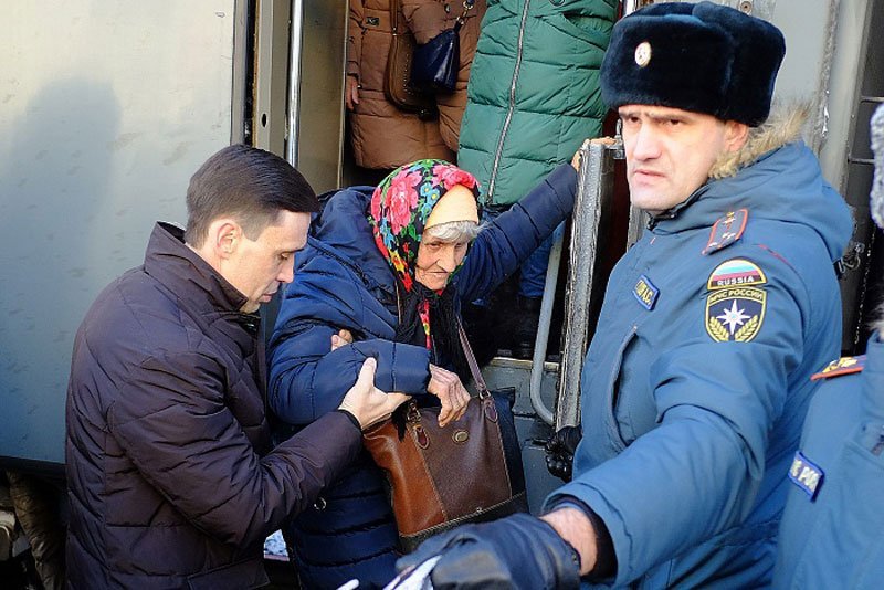 переселенцы днр. беженцы и вынужденные переселенцы. беженцы из харьковской области. беженцы в таганроге с донбасса. люди на вокзале фото.