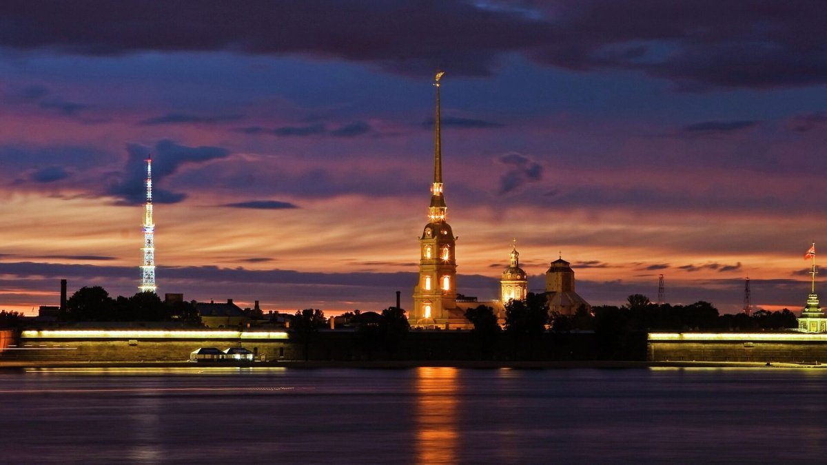 Петропавловская крепость ночью