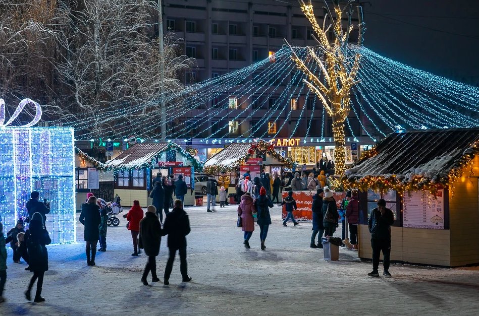 Новый орел. Украшение города к новому году. Новый год в городе. Новогодний праздник на улице. Новый год площадь.