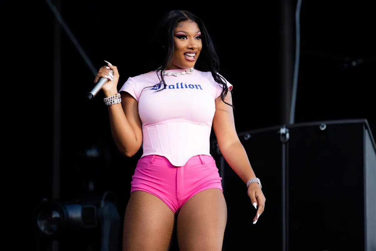 Популярные зарубежные 2023. Меган Thee. Меган ти сталлион. Megan Thee Stallion Plan и. Меган певица рэперша в чулках.