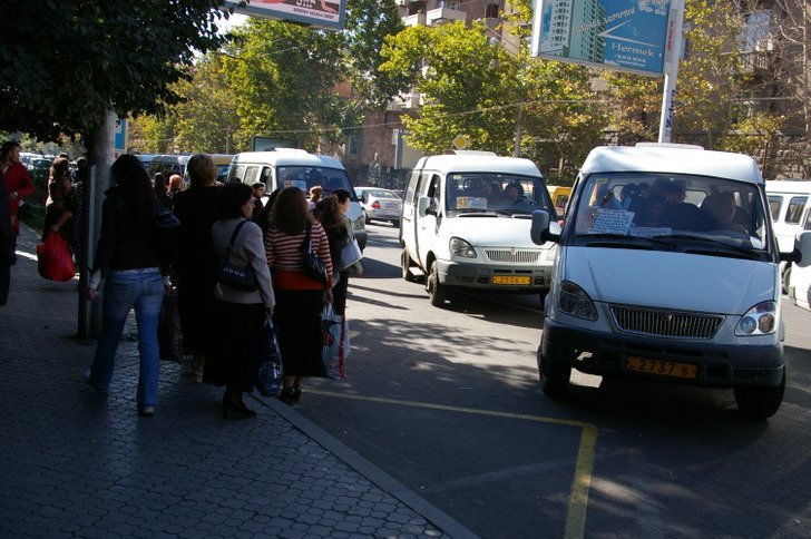 Ереван как добраться из аэропорта. Маршрутное такси «Ереван – Гегард». Автобус Ереван аэропорт Звартноц. Газель Ереван. Такси в Ереване.
