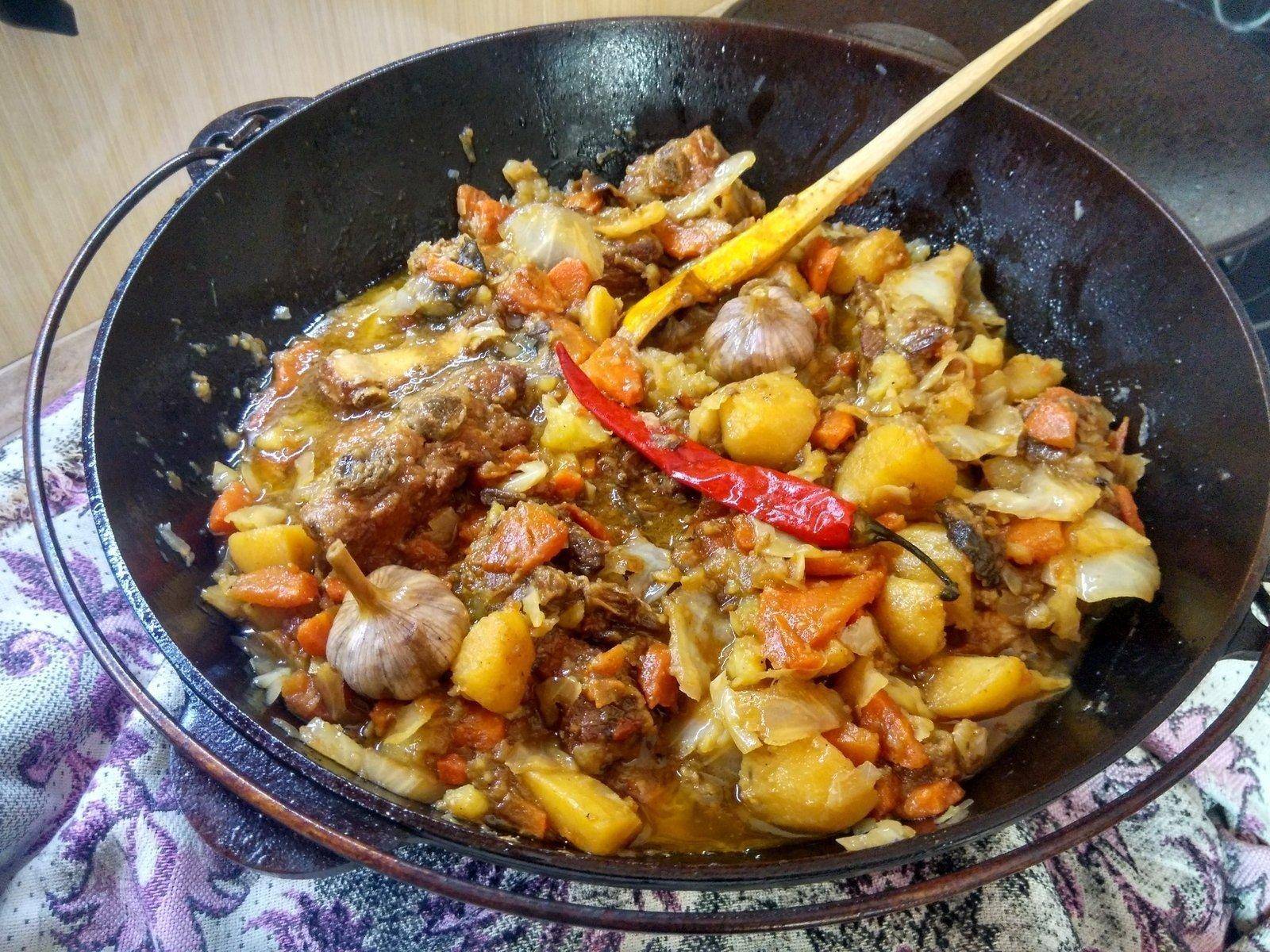 Тушеное мясо с овощами в казане на плите рецепт с фото