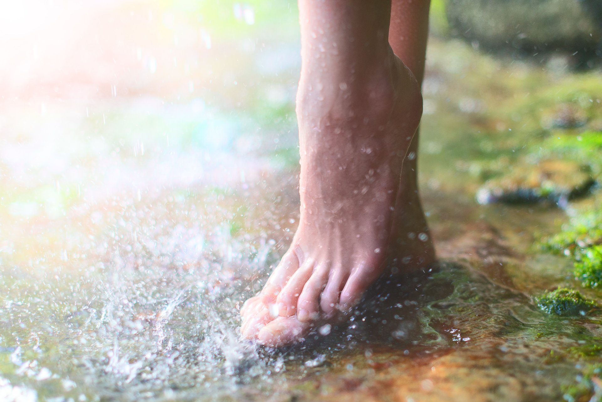 девушка под дождем. босиком под дождем. девушка босиком под дождем. босиком под дождем. ноги в луже.