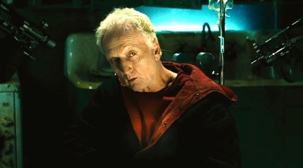 Джон крамер. Тобин белл джон крамер пила. Джон крамер. Тобин белл 2022. Джон крамер (персонаж).