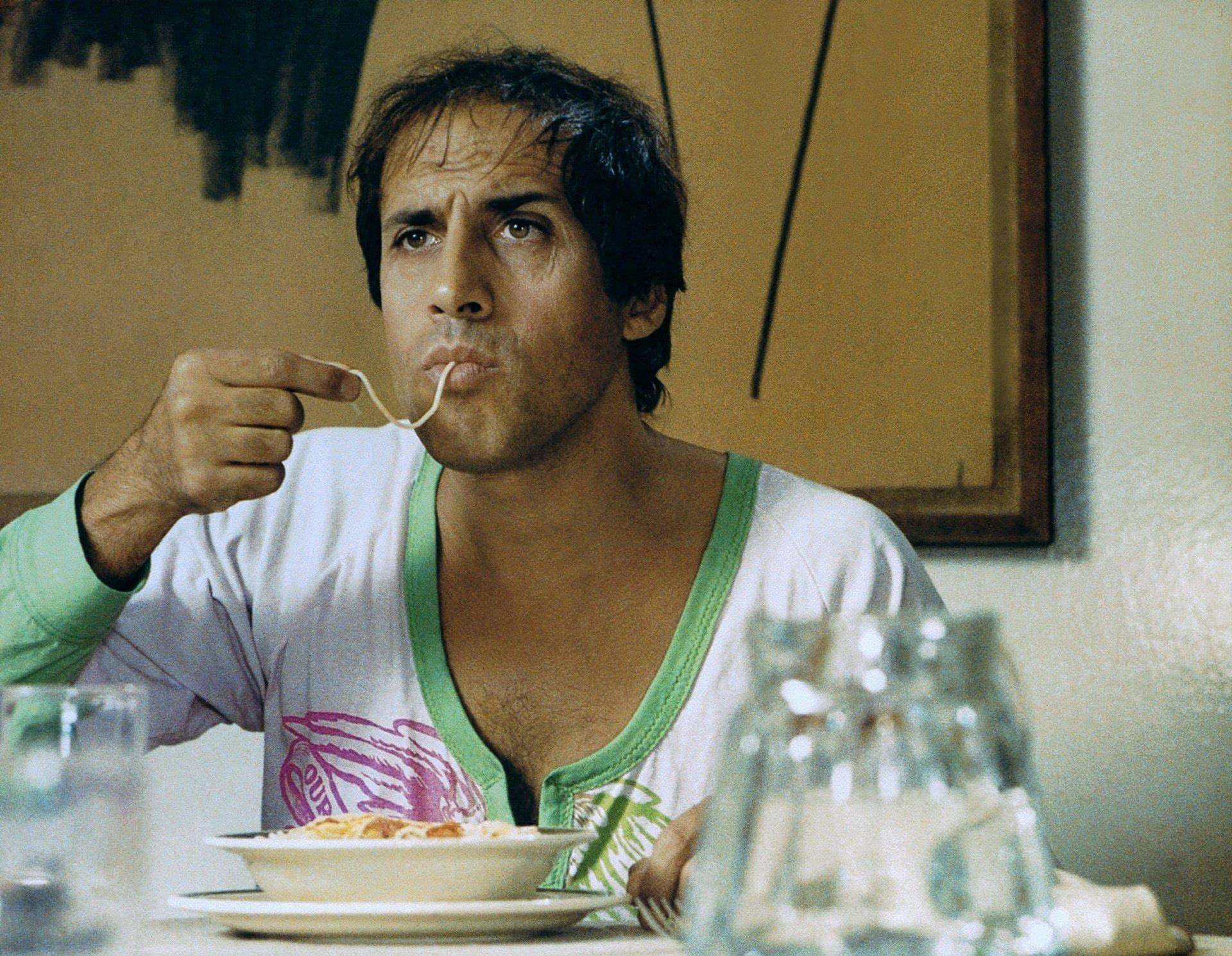 Adriano celentano uh uh. Адриано Челентано Бинго Бонго. Бинго Бонго фильм 1982. Адриано Челентано кино. Адриано Челентано торс.