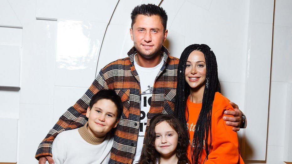 Павел Прилучный с детьми и беременной женой и другие звезды на премьере ...