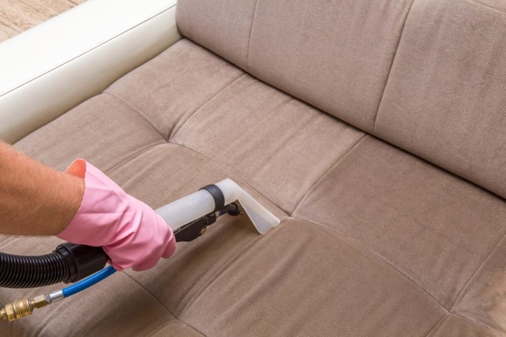 Сухая чистка дивана в домашних условиях средства