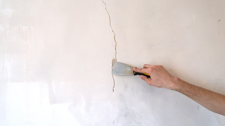 Чем заделать щель между стенами и как это сделать: 8 решений для разных .