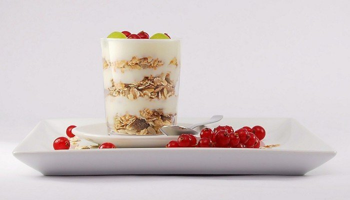 В каких продуктах много клетчатки: йогурт со злаками и ягодами