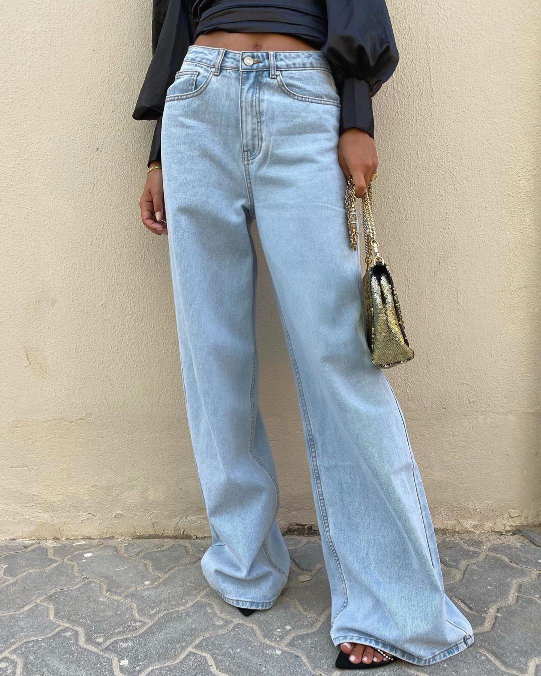 Широкие джинсы модели. Джинсы клеш 2022 тренд. Джинсы Baggy тренд. Широкие джинсы. Джинсы женские модные широкие.